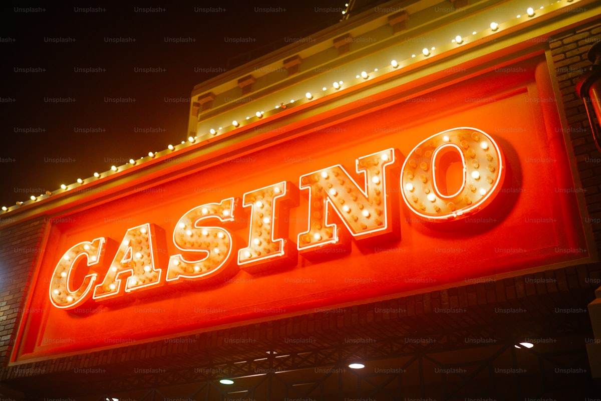 Papan neon bertuliskan casino menyala di malam hari