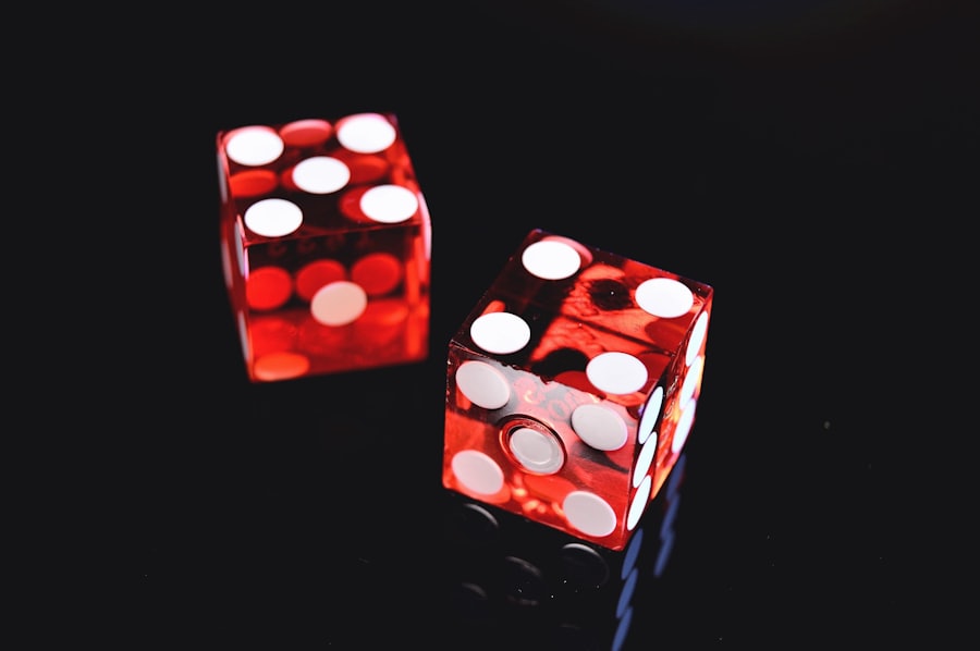 Sepasang dadu merah putih di atas meja