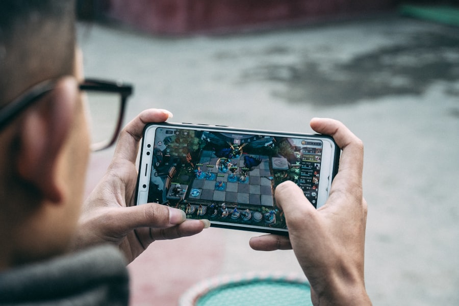 Pria bermain game di ponsel sambil bersantai