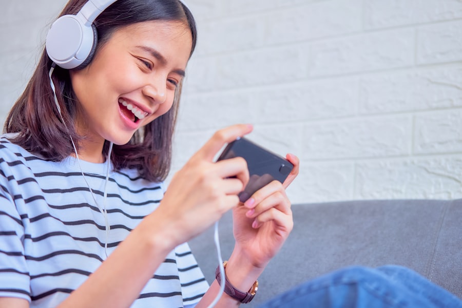 Pemain bersantai bermain dari ponsel dengan santai