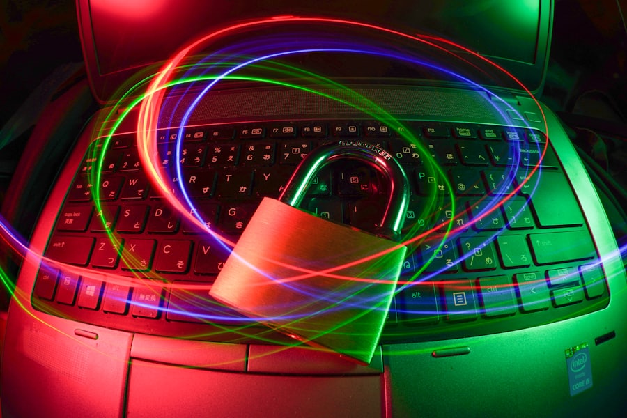 Gembok keamanan di atas laptop melambangkan perlindungan akun